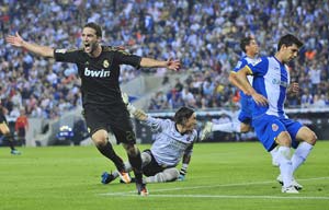 Barcelona top, Higuain fires Real hat-trick