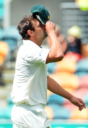 Australia paceman Ben Hilfenhaus injured in 1st Test