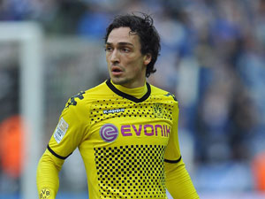 Mats Hummels extends Dortmund contract to 2017