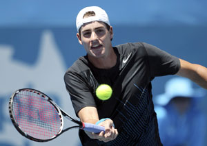 Isner beats Tomic to reach Delray Beach semis