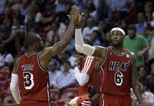 LeBron sets mark, Heat top Blazers 117-104