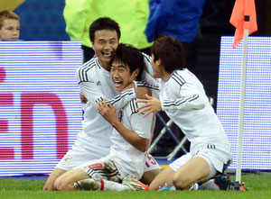 Japan celebrates historic victory over France