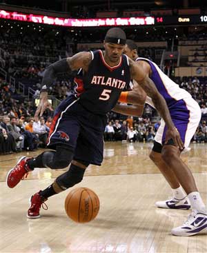 Smith rallies Atlanta past Nash, Suns 101-99