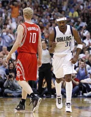 Mavericks go past Rockets 90-81