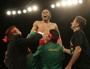 Unbeaten Julio Cesar Chavez Jnr stops Andy Lee to keep crown