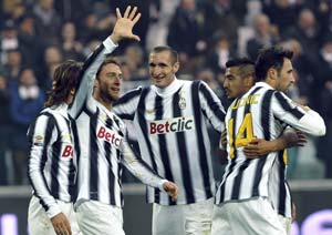 Juventus storm back to top with Palermo win