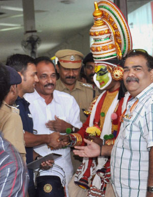 Traditional welcome for players as India, West Indies arrive for 1st ODI in Kochi