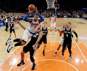 New York Knicks win 100-83, ending San Antonio Spurs' streak