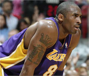 Lakers Bryant sidelined with injured wrist