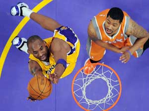 Kobe scores 36 to lead Lakers over Suns 111-99