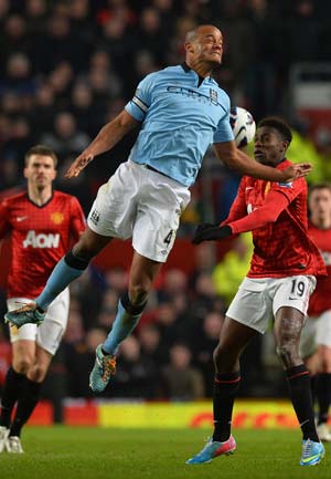 Manchester City manager Manuel Pellegrini concerned over Vincent Kompany's injury
