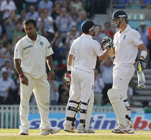 Bell and Pietersen pummel India