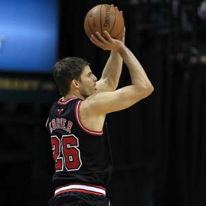 Bulls beat Pacers, close in on No.1