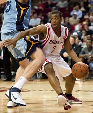 Lowry scores 24, Rockets hold off Grizzlies 97-93