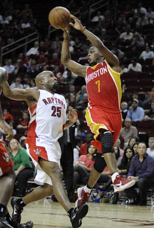 Lowry scores 26 to carry Rockets