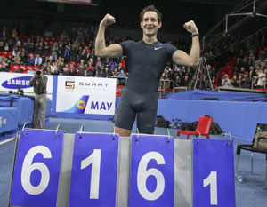 Renaud Lavillenie breaks Sergei Bubka's 21-year-old indoor pole vault record