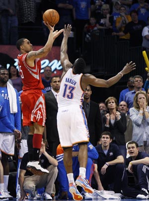 Rockets charge back late, beat Thunder 104-103
