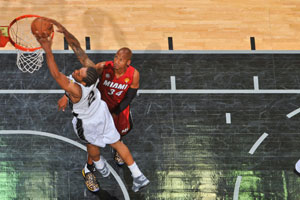 Spurs overwhelm Heat to take 2-1 lead in NBA Finals
