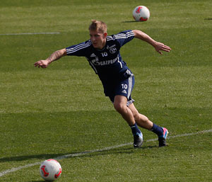 Lewis Holtby's late winner eases pressure on Andre Villas-Boas