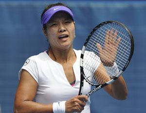 Li storms through as Peng crashes