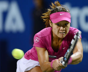 Li Na overcomes late scare to reach second round at China Open