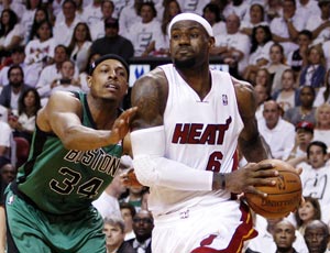 James scores 32 as Heat run past Celtics in Game 1
