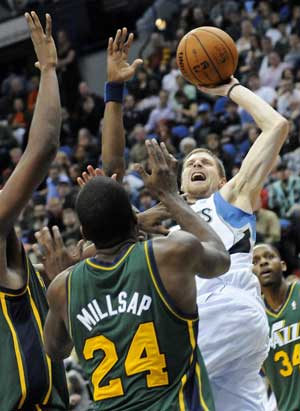 Ridnour's buzzer-beater lifts Wolves past Jazz