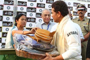 Sachin Tendulkar presented a painting by West Bengal Chief Minister Mamata Banerjee
