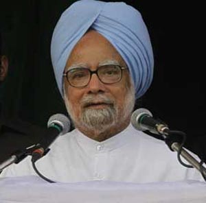 Prime Minister Manmohan Singh calls Sachin Tendulkar, congratulates him for glittering career