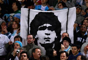 Maradona suffers minor injury in auto accident