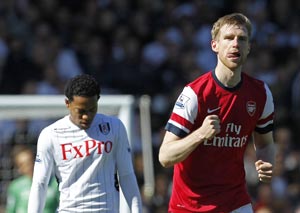 EPL: Sidwell, Giroud off as Arsenal edge Fulham