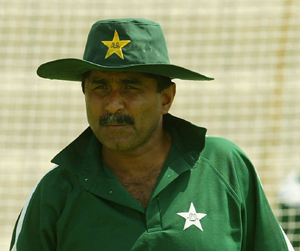 Miandad blasts PCB for shabby treatment of former cricketers