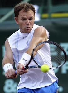 Michael Russell tops Mardy Fish in US Men's Clay Court