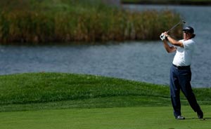 Phil Mickelson clings to one-shot lead at US Open