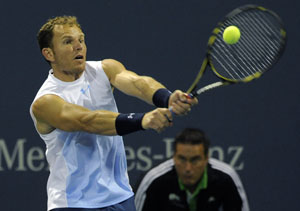 Russell ousts Tursunov at Farmers Classic