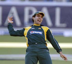 Misbah-ul-Haq lifts Pakistan to 244 against Zimbabwe in first ODI