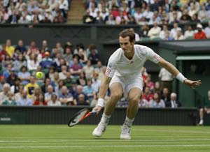 Andy Murray cruises, Sergiy Stakhovsky crashes at Wimbledon
