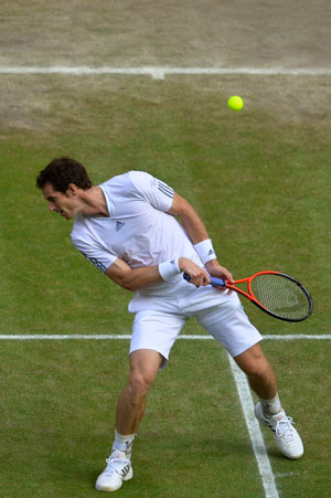 Andy Murray stays cool in heat of Wimbledon history