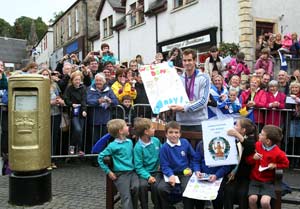 Andy Murray receives rousing welcome in hometown