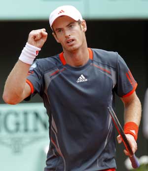 Andy Murray survives injury scare to advance at French Open