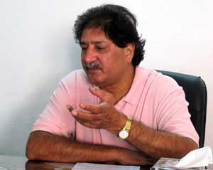 Ata-ur-Rehman threatens to sue Sarfaraz Nawaz for defaming him