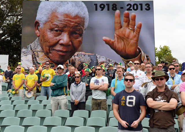 The Ashes: Australia, England teams pay tribute to Nelson Mandela