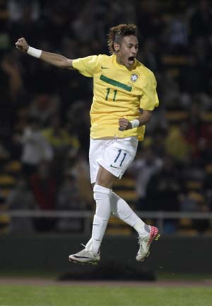 Brazil oust fighting Equador to reach quarters