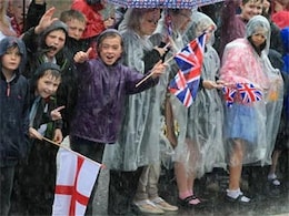 Keep your distance! UK kids grab at Olympic torch Keep your distance! UK kids grab at Olympic torch