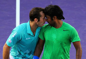 Paes-Stepanek beat Bryan brothers to reach Miami Masters final