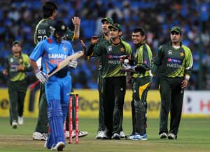 1st T20: Mohammad Hafeez, Shoaib Malik star in Pakistan's 5-wicket win over India