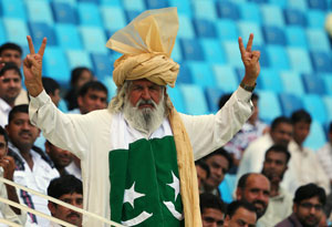 Taunting spectators ejected from Pakistan-South Africa Test match