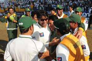 Afridi, Malik laud Pakistan's resolve
