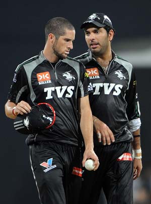 Wayne Parnell goes shirtless for PETA