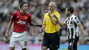 Alan Pardew calls for FA to look into Robin van Persie's elbow incident
